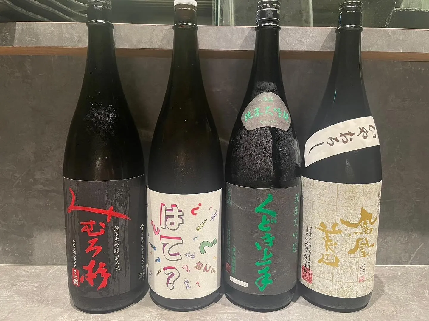 日本酒は色々な種類を取り揃えております。